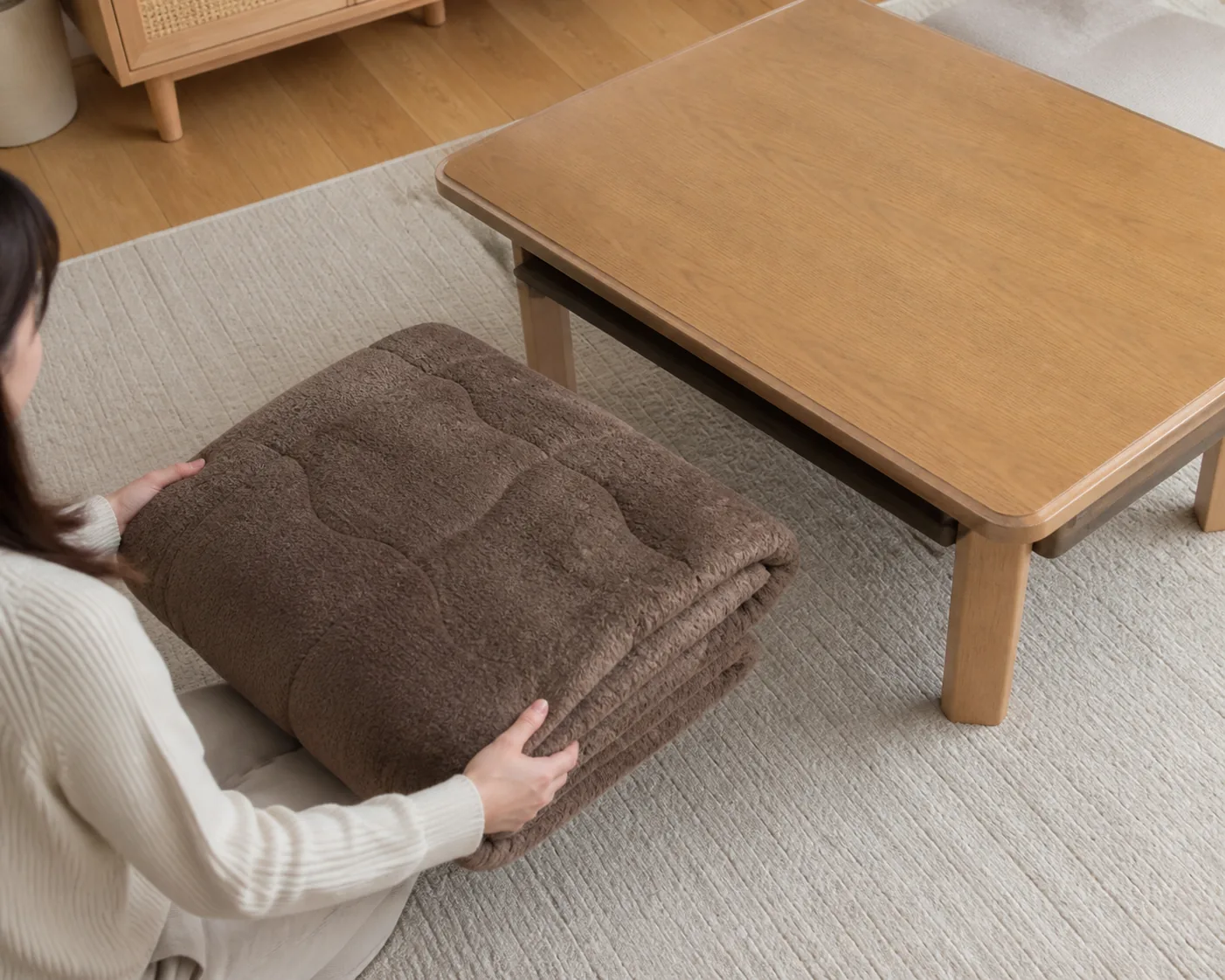こたつ布団を掛ける前に天板を確認する場面