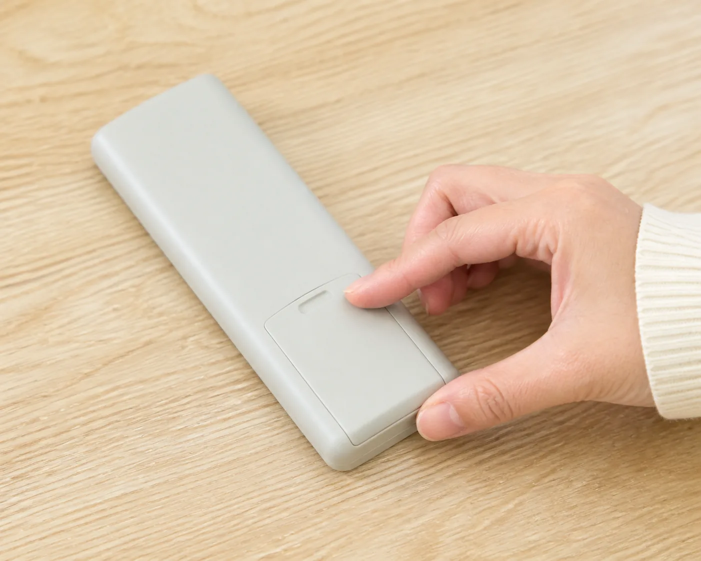 リモコンの電池ふたを確認する手元
