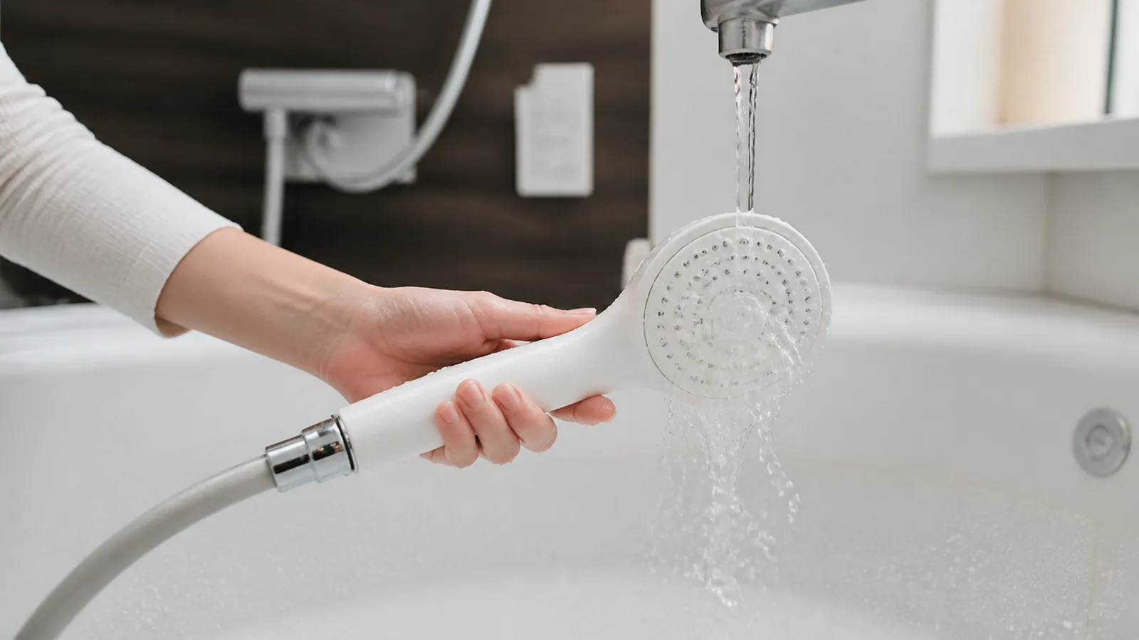 シャワーヘッドを水でやさしくすすぐ場面