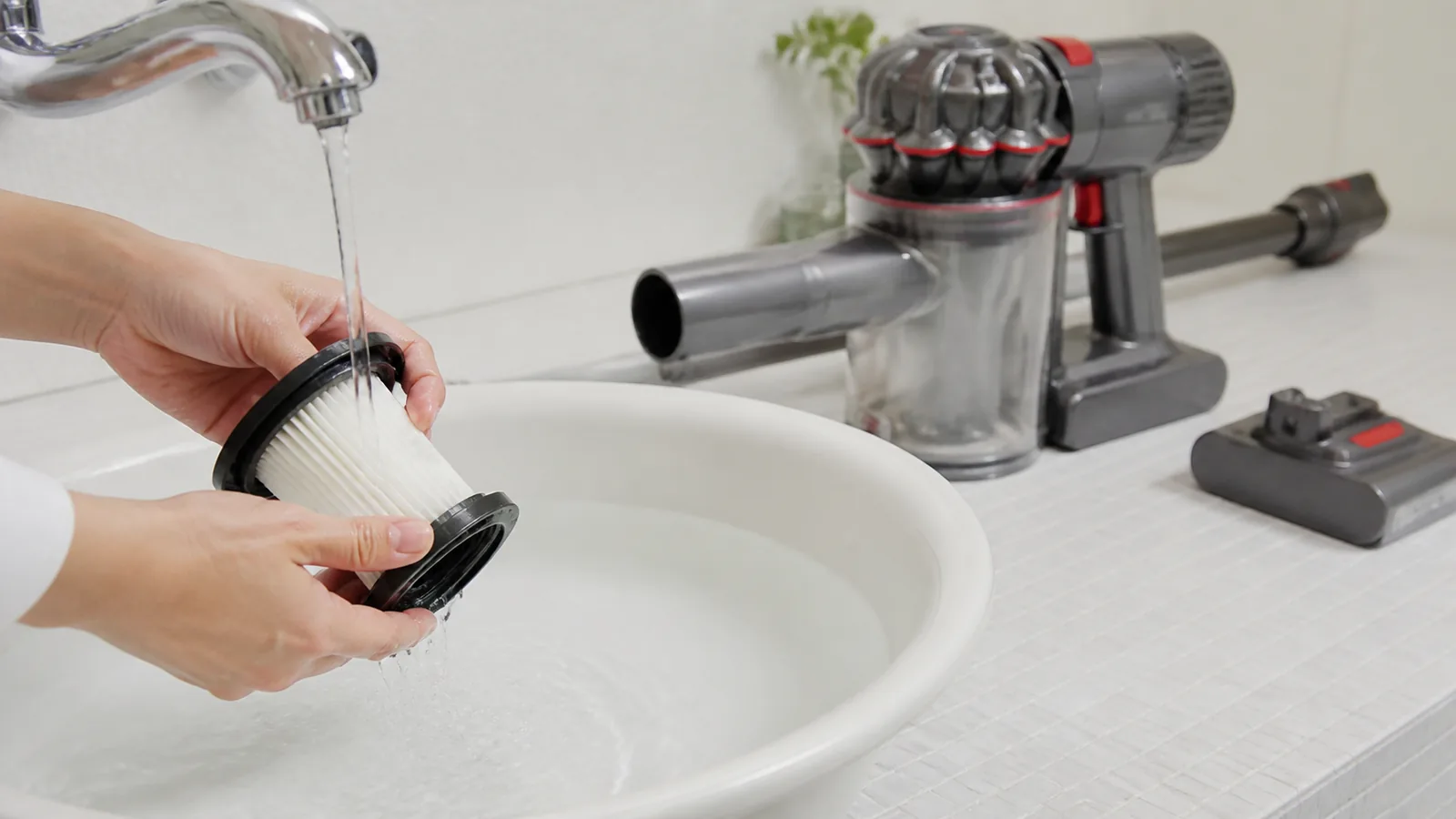 水洗いが認められているダストカップやフィルターは、洗面器の中で扱います。水を強く当てるより、汚れの方向に沿って流し、必要なら薄めた中性洗剤を指定どおりに使います。温水や薬剤が指定されていない場合は、水だけに戻してください。