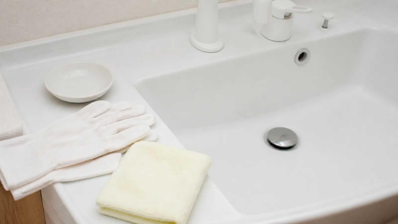 排水口へ落ちた部品を受け止めるため、排水栓を閉じます。洗面ボウルに水が残っている場合は、布や容器で先に取り除きます。排水栓の形が分からないときは、無理に動かさず、洗面台の取扱説明書やメーカーの案内を確認してください。